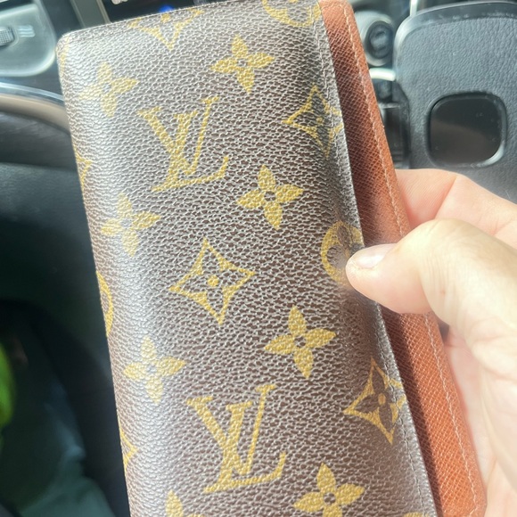 Authentic & and gorgeous unisex Louis Vuitton Monogram Wallet. Great condition!